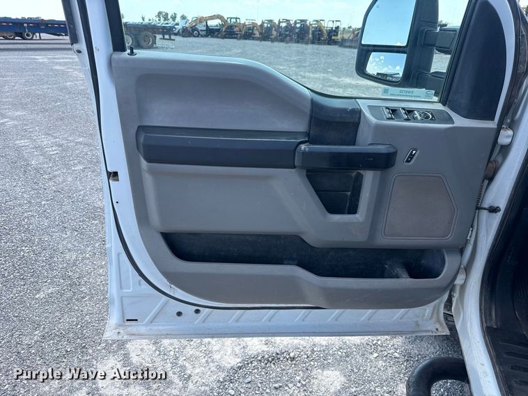 image for item EW8722 2017 Ford F250 Super Duty Crew Cab flatbed pickup truck