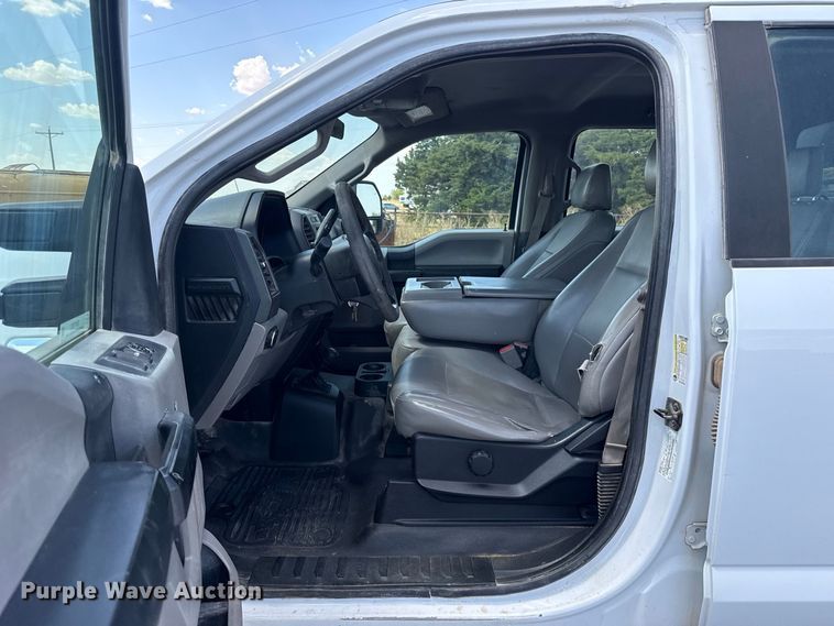 image for item EW8722 2017 Ford F250 Super Duty Crew Cab flatbed pickup truck