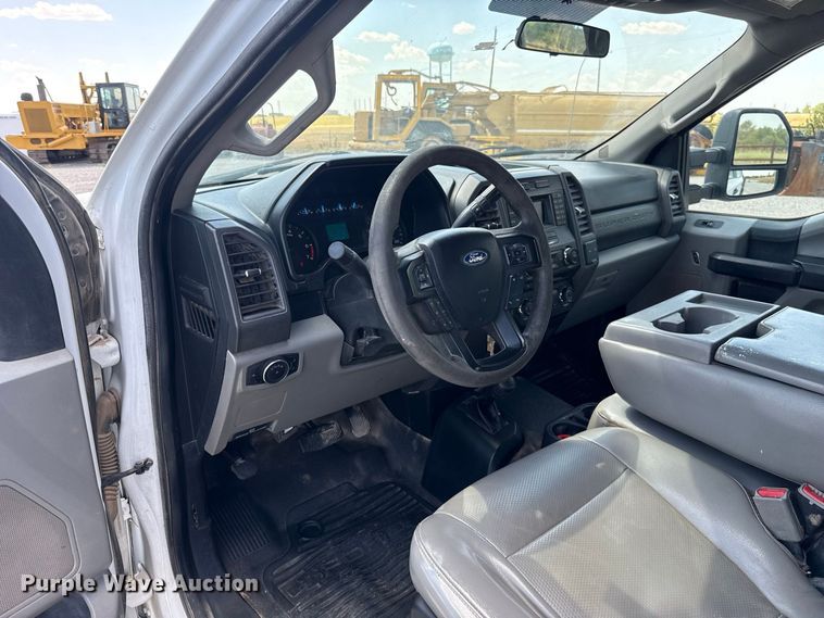 image for item EW8722 2017 Ford F250 Super Duty Crew Cab flatbed pickup truck