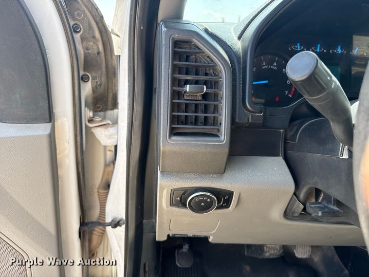 image for item EW8722 2017 Ford F250 Super Duty Crew Cab flatbed pickup truck