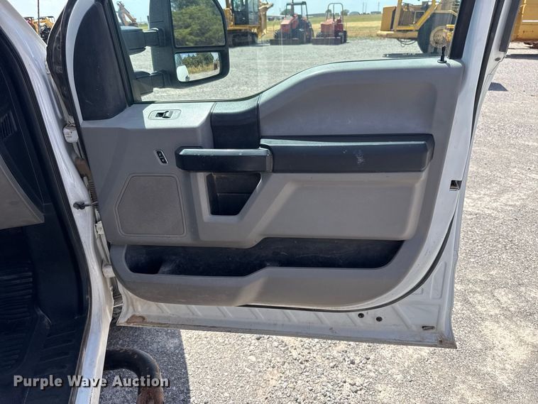 image for item EW8722 2017 Ford F250 Super Duty Crew Cab flatbed pickup truck