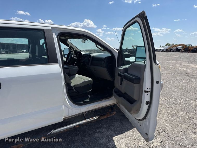 image for item EW8722 2017 Ford F250 Super Duty Crew Cab flatbed pickup truck