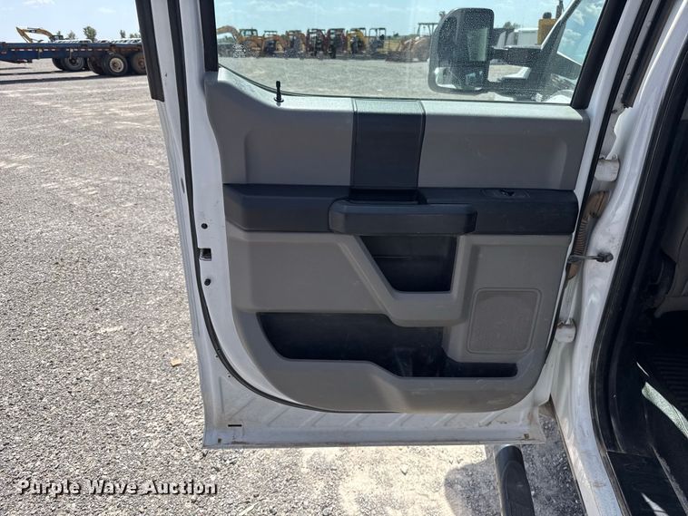 image for item EW8722 2017 Ford F250 Super Duty Crew Cab flatbed pickup truck