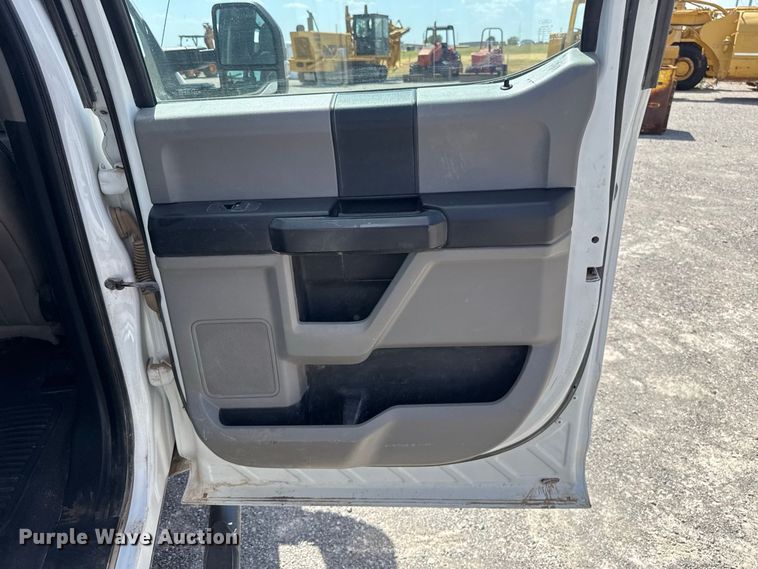 image for item EW8722 2017 Ford F250 Super Duty Crew Cab flatbed pickup truck