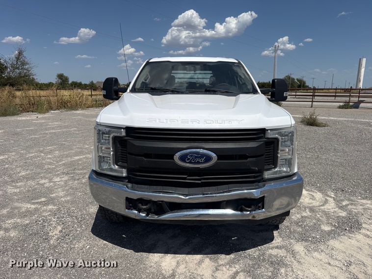 image for item EW8723 2019 Ford F250 Super Duty Crew Cab flatbed pickup truck