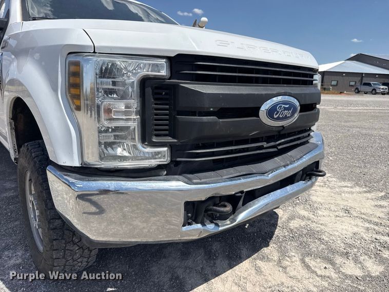 image for item EW8723 2019 Ford F250 Super Duty Crew Cab flatbed pickup truck