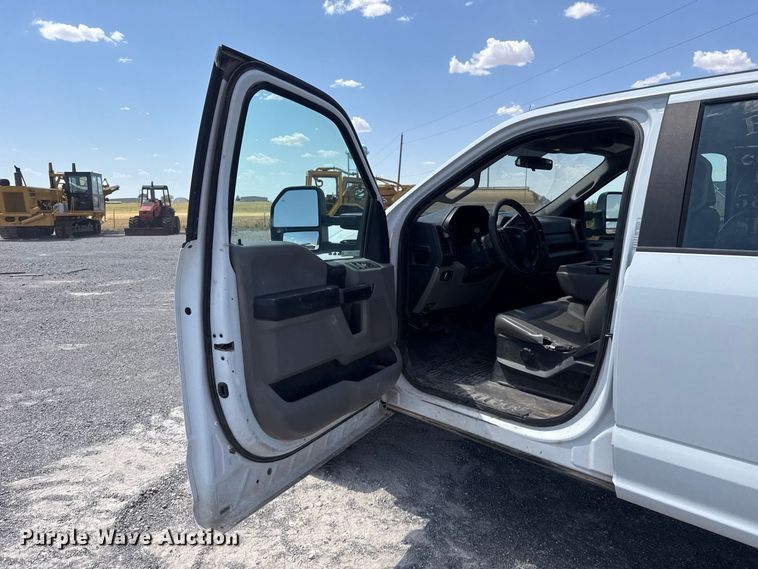 image for item EW8723 2019 Ford F250 Super Duty Crew Cab flatbed pickup truck