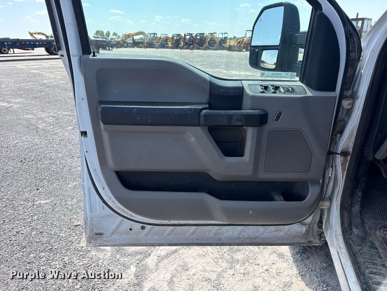 image for item EW8723 2019 Ford F250 Super Duty Crew Cab flatbed pickup truck