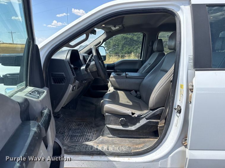 image for item EW8723 2019 Ford F250 Super Duty Crew Cab flatbed pickup truck
