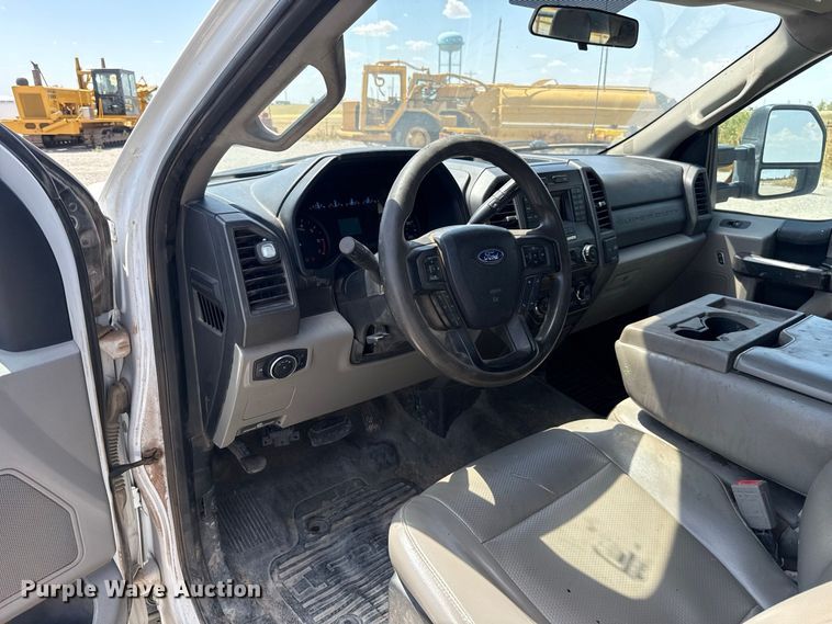 image for item EW8723 2019 Ford F250 Super Duty Crew Cab flatbed pickup truck