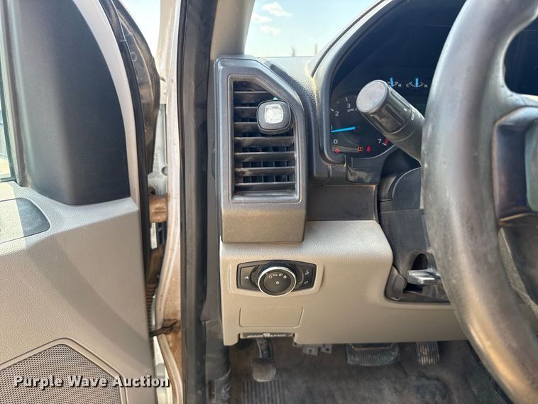 image for item EW8723 2019 Ford F250 Super Duty Crew Cab flatbed pickup truck