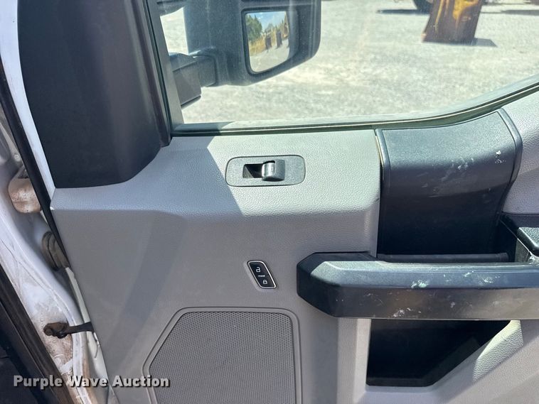 image for item EW8723 2019 Ford F250 Super Duty Crew Cab flatbed pickup truck