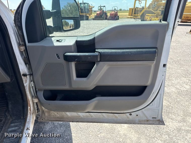 image for item EW8723 2019 Ford F250 Super Duty Crew Cab flatbed pickup truck
