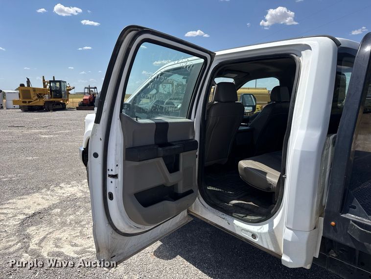 image for item EW8723 2019 Ford F250 Super Duty Crew Cab flatbed pickup truck