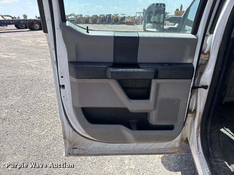 image for item EW8723 2019 Ford F250 Super Duty Crew Cab flatbed pickup truck