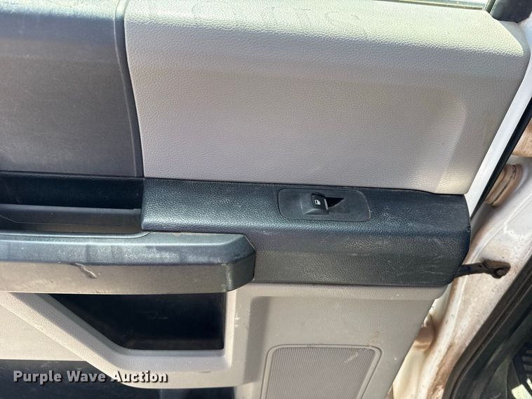 image for item EW8723 2019 Ford F250 Super Duty Crew Cab flatbed pickup truck