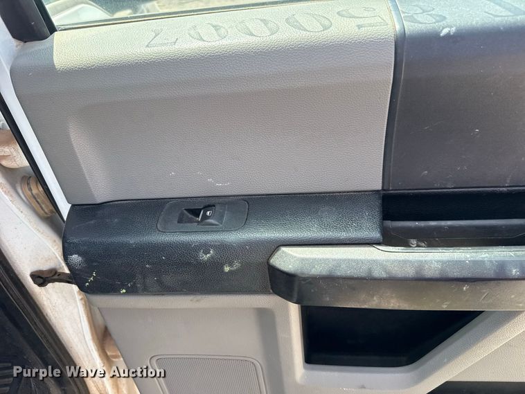 image for item EW8723 2019 Ford F250 Super Duty Crew Cab flatbed pickup truck