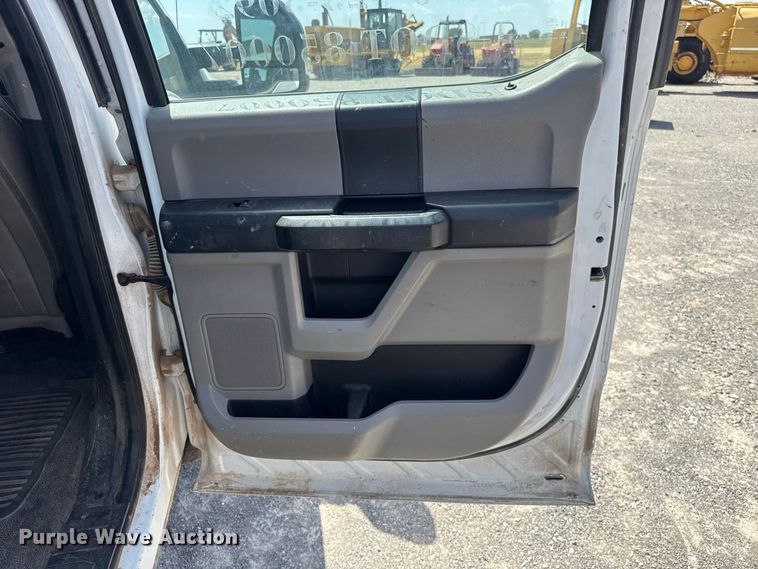 image for item EW8723 2019 Ford F250 Super Duty Crew Cab flatbed pickup truck