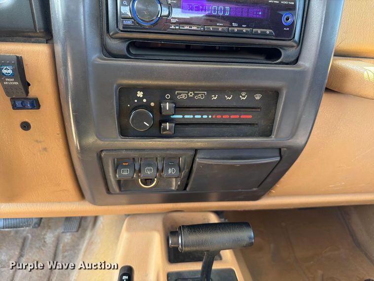 image for item EW8747 1998 Jeep Wrangler SUV