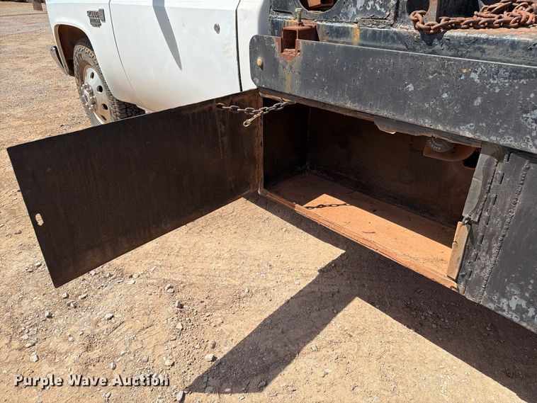 image for item EW8891 1986 GMC Sierra 3500 winch truck