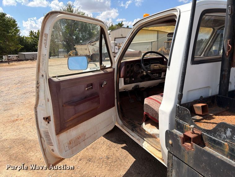 image for item EW8891 1986 GMC Sierra 3500 winch truck