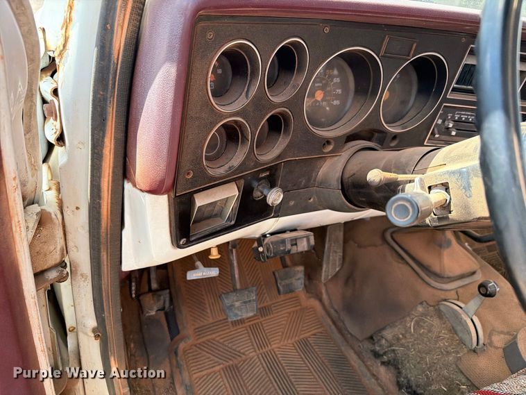 image for item EW8891 1986 GMC Sierra 3500 winch truck