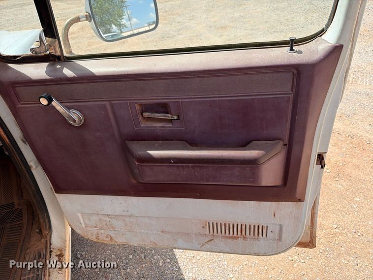 image for item EW8891 1986 GMC Sierra 3500 winch truck