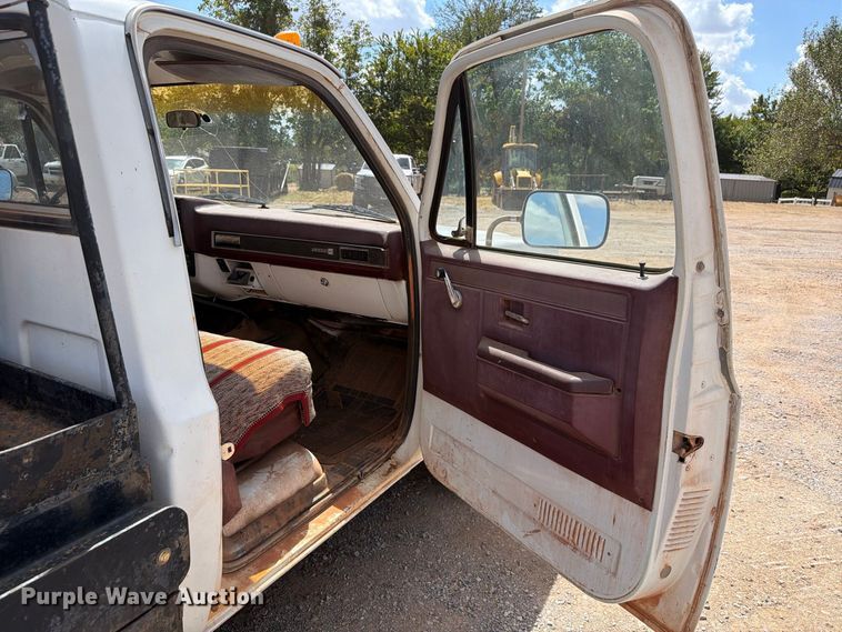 image for item EW8891 1986 GMC Sierra 3500 winch truck