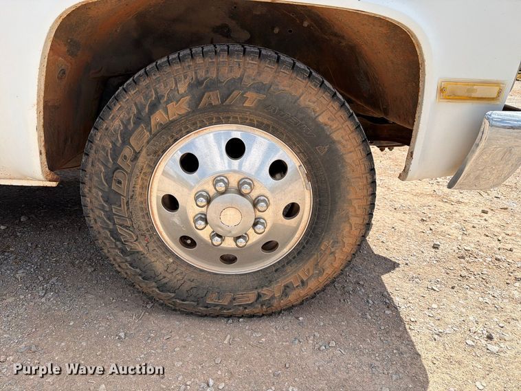 image for item EW8891 1986 GMC Sierra 3500 winch truck