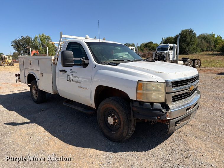 image for item EW8892 2010 Chevrolet Silverado 2500HD utility bed pickup truck