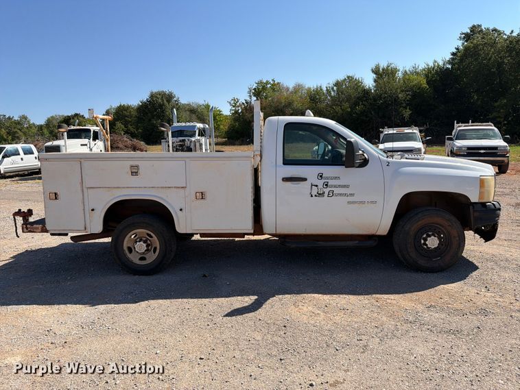 image for item EW8892 2010 Chevrolet Silverado 2500HD utility bed pickup truck