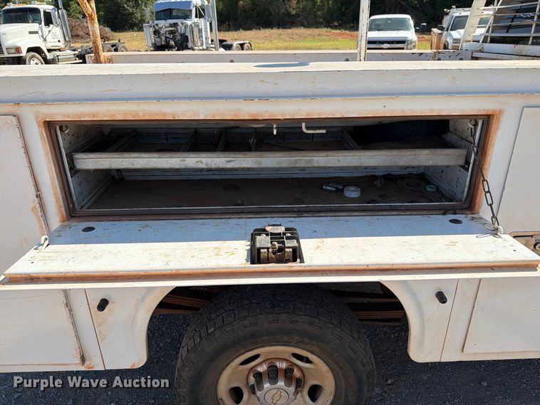 image for item EW8892 2010 Chevrolet Silverado 2500HD utility bed pickup truck