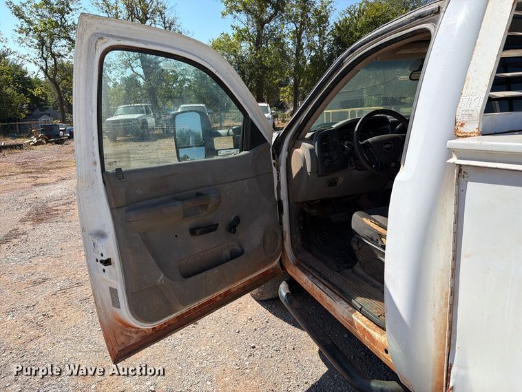 image for item EW8892 2010 Chevrolet Silverado 2500HD utility bed pickup truck