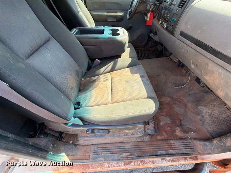 image for item EW8892 2010 Chevrolet Silverado 2500HD utility bed pickup truck