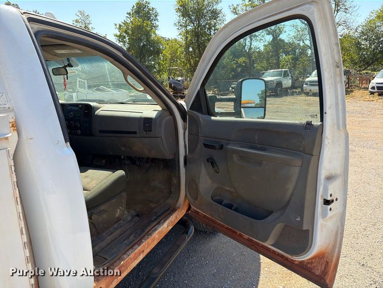 image for item EW8892 2010 Chevrolet Silverado 2500HD utility bed pickup truck