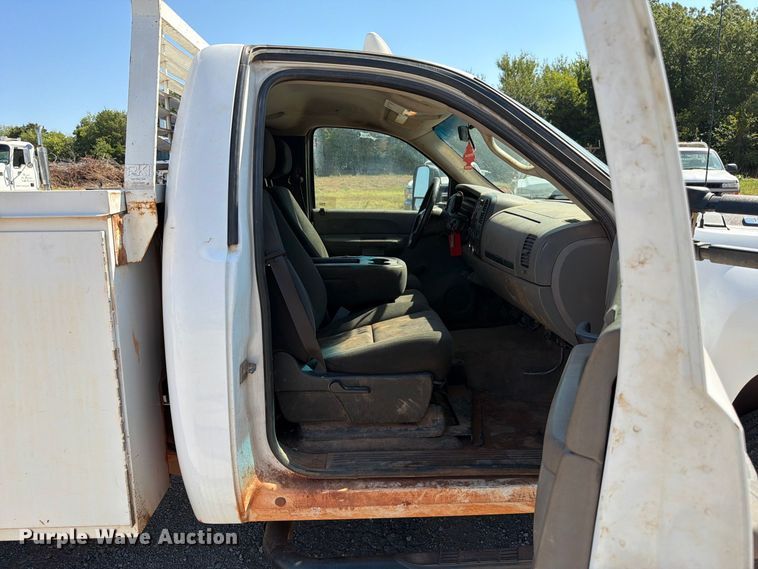 image for item EW8892 2010 Chevrolet Silverado 2500HD utility bed pickup truck