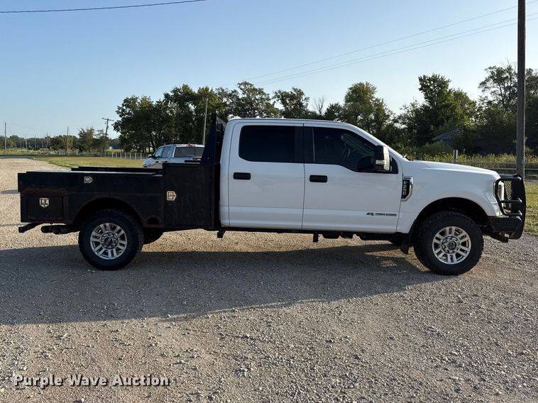 image for item EX2230 2019 Ford F250 Super Duty Crew Cab flatbed pickup truck