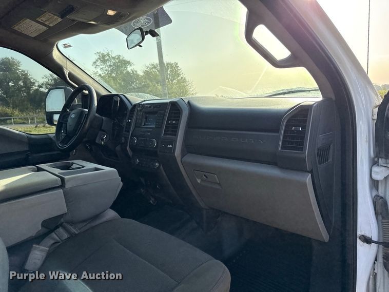 image for item EX2230 2019 Ford F250 Super Duty Crew Cab flatbed pickup truck