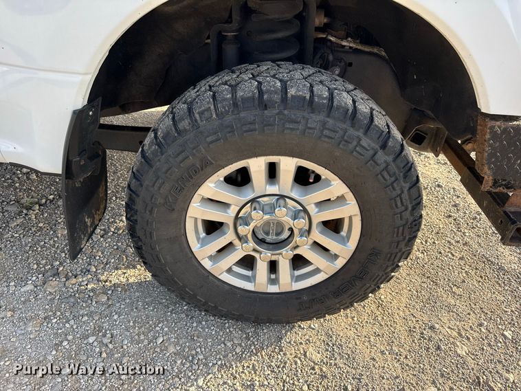 image for item EX2230 2019 Ford F250 Super Duty Crew Cab flatbed pickup truck