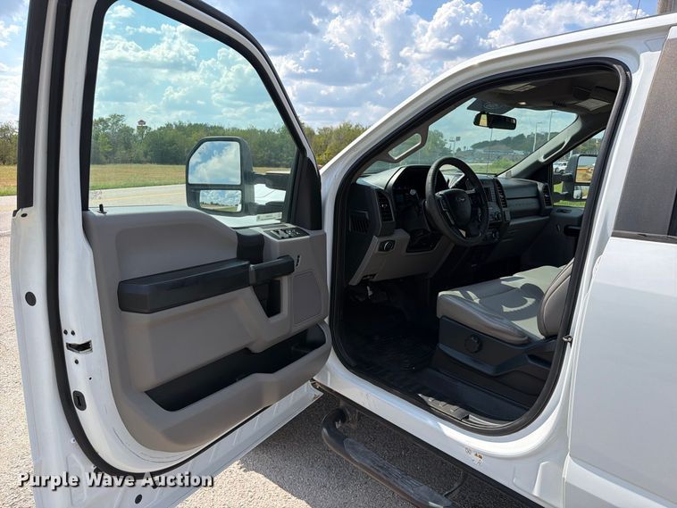 image for item EX2604 2017 Ford F550 Super Duty Crew Cab flatbed truck