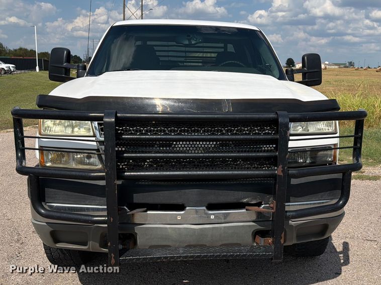 image for item EX2605 2007 Chevrolet Silverado 2500HD Crew Cab flatbed pickup truck