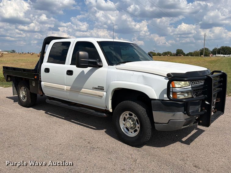 image for item EX2605 2007 Chevrolet Silverado 2500HD Crew Cab flatbed pickup truck