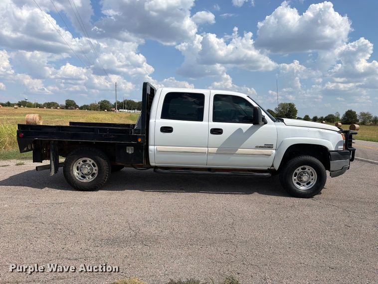 image for item EX2605 2007 Chevrolet Silverado 2500HD Crew Cab flatbed pickup truck