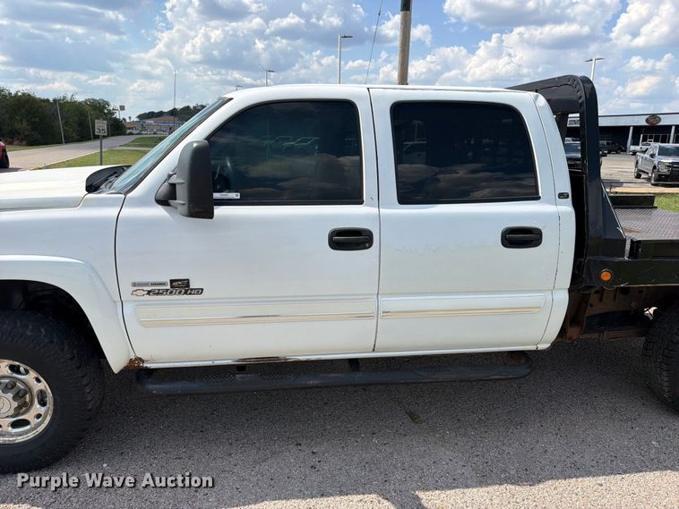 image for item EX2605 2007 Chevrolet Silverado 2500HD Crew Cab flatbed pickup truck