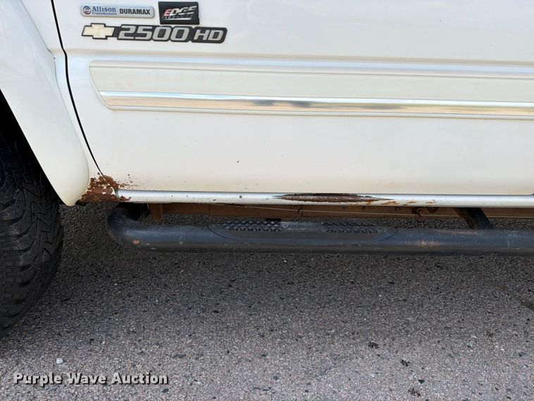 image for item EX2605 2007 Chevrolet Silverado 2500HD Crew Cab flatbed pickup truck
