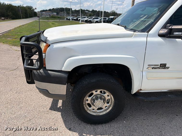 image for item EX2605 2007 Chevrolet Silverado 2500HD Crew Cab flatbed pickup truck