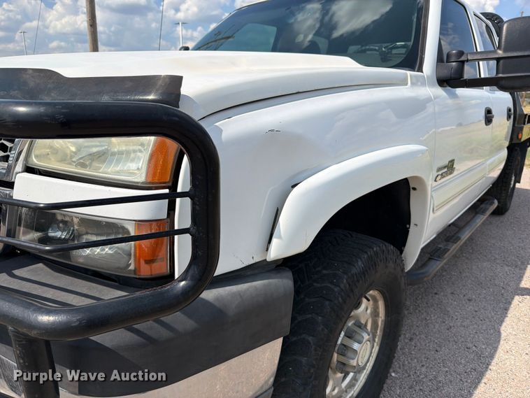 image for item EX2605 2007 Chevrolet Silverado 2500HD Crew Cab flatbed pickup truck