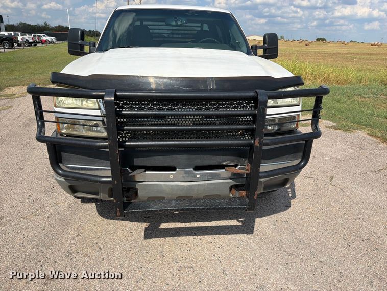 image for item EX2605 2007 Chevrolet Silverado 2500HD Crew Cab flatbed pickup truck