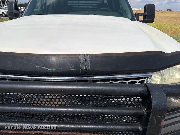 image for item EX2605 2007 Chevrolet Silverado 2500HD Crew Cab flatbed pickup truck