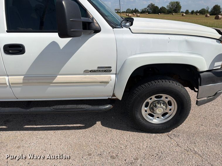image for item EX2605 2007 Chevrolet Silverado 2500HD Crew Cab flatbed pickup truck